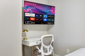 Elegant Two Bedroom Apartment with Free Parking and Plush Beds